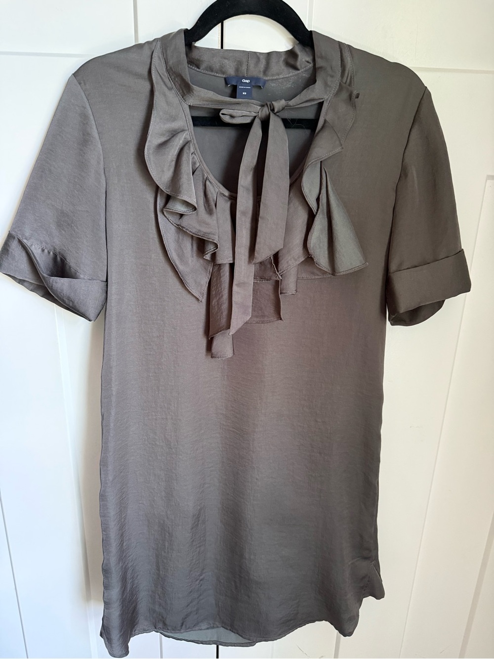 GAP grey Ruffle Tie-Neck Short Sleeve Dress in satin like fabric. Size XS.
